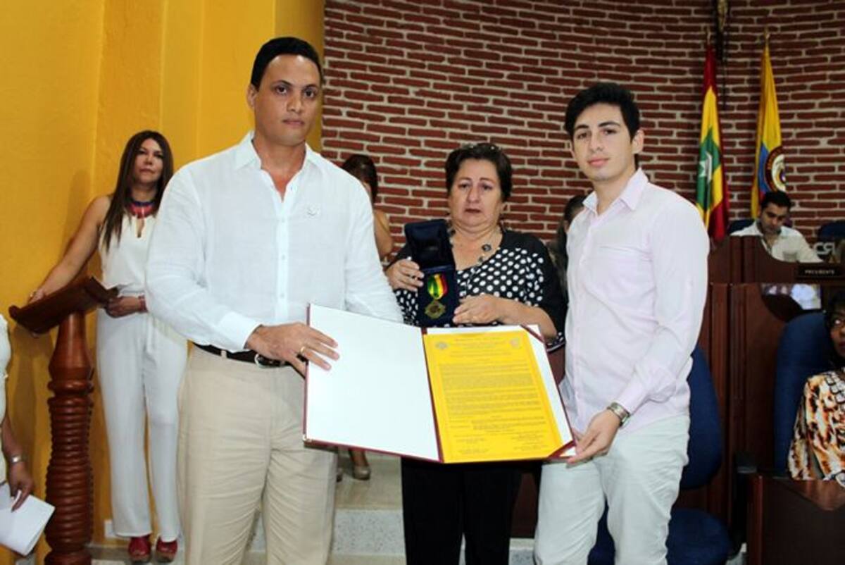 Pastor Jaramillo, concejal de Cambio Radical, entrega una nota de estilo en reconocimiento a la obra del fallecido Edgar Gutiérrez, a su esposa e hijo. Cortesía.