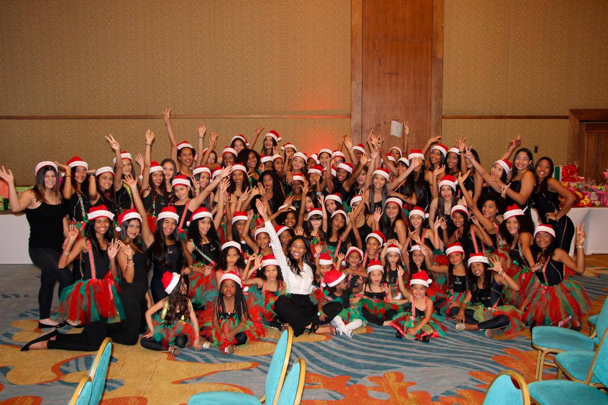 Elida Castro, exseñorita Cartagena, junto a un grupo de chicas beneficiadas.