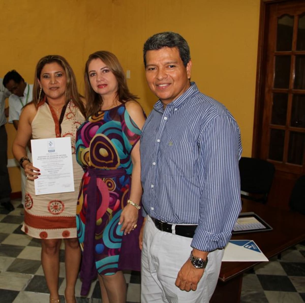 Simón Bolívar, gerente regional de Icontec entregó la certificación a Claudia Jiménez, secretaria de Educación y a sus funcionarios. Cortesía