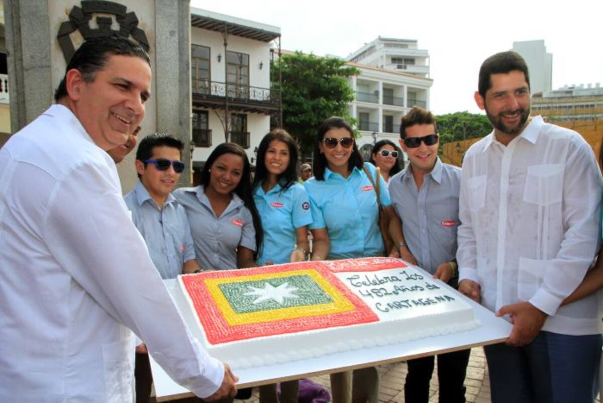 El gobernador de Bolívar, Juan Carlos Gossaín y el alcalde Dionisio Vélez Trujillo en homenaje a Cartagena por sus 482 años. LUIS HERRÁN - EL UNIVERSAL