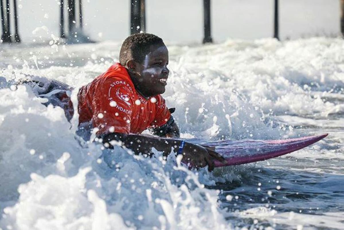 Freddy Marimón, hizo historia este domingo tras ganar dos medallas de oro, en dos categorías diferentes, en el US Open de surf adaptado celebrado en la ciudad norteamericana de Oceanside, California. CORTESÍA.