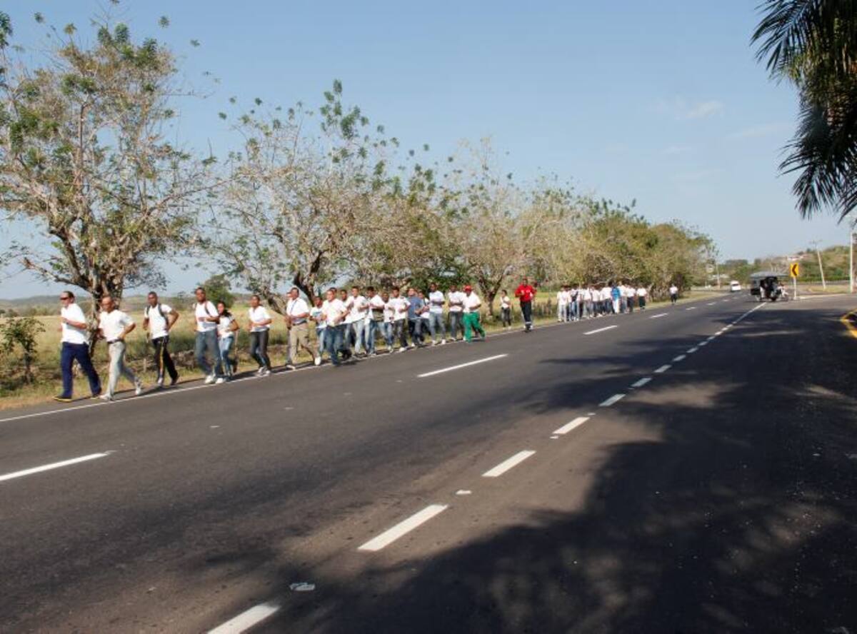 Los voluntarios realizando su preparación física en la doble calzada. LUIS C. PRADO - EL UNIVERSAL