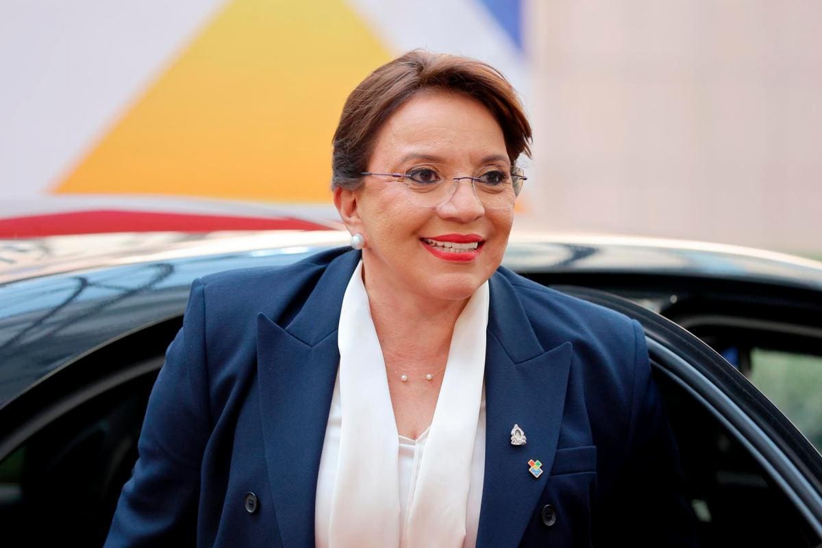 Presidenta de Honduras pide renuncia de funcionarios para estar en elecciones