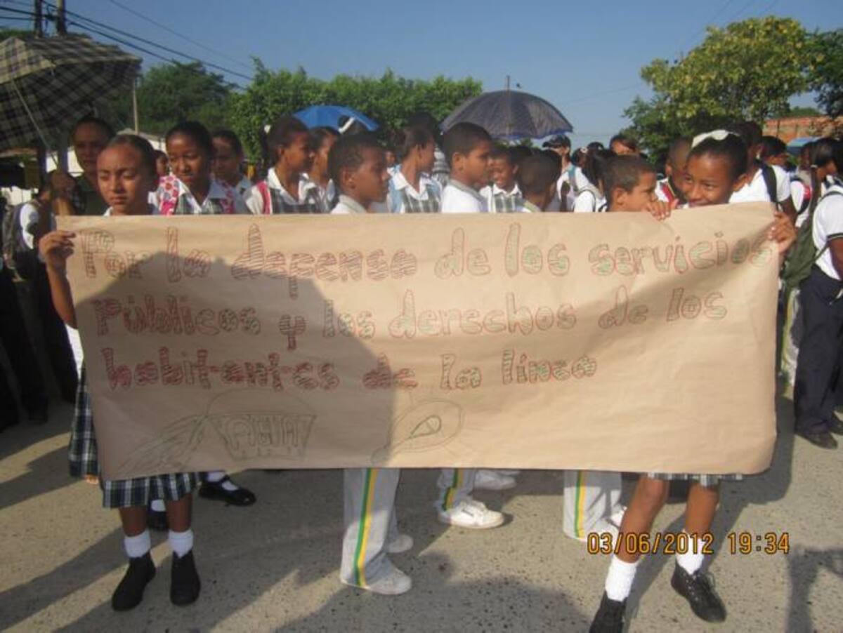 Los estudiantes de la Institución Educativa Moisés Cabeza, de Villanueva, realizaron una marcha para pedir mejores servicios públicos. SILFREDO LIGARDO - EL UNIVERSAL