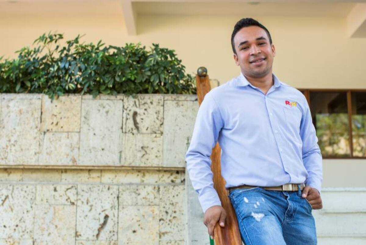 Darwing, de 24 años, estudió ingeniería industrial. Se graduó el año pasado. Lo hizo para continuar apoyando a madre, en la formación de sus hermanos. Fernando Parra/El Universal