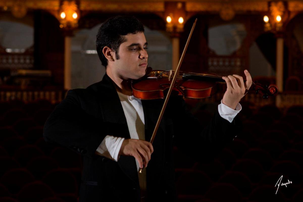 Rafael es Maestro en violín de Bellas Artes. //Fotos: Cortesía.