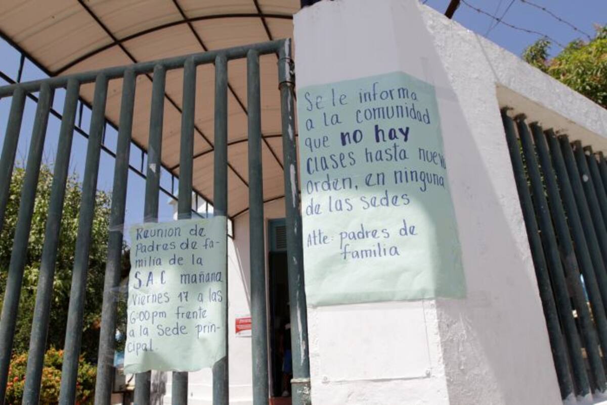 Estos carteles fueron colgados por los padres de familia en la sede principal del colegio María Reina. Julio Castaño.