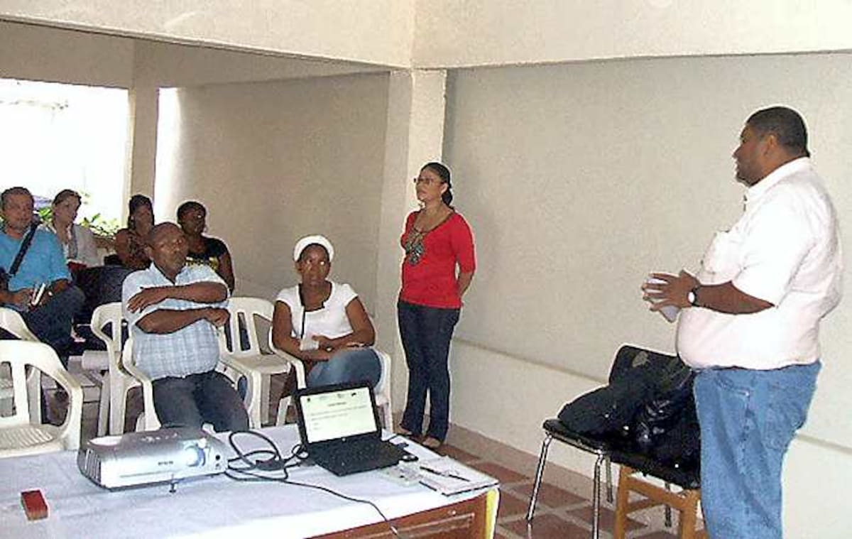 Wilder Arias, explicando el proyecto ante representantes de varios municipios. CORTESÍA/