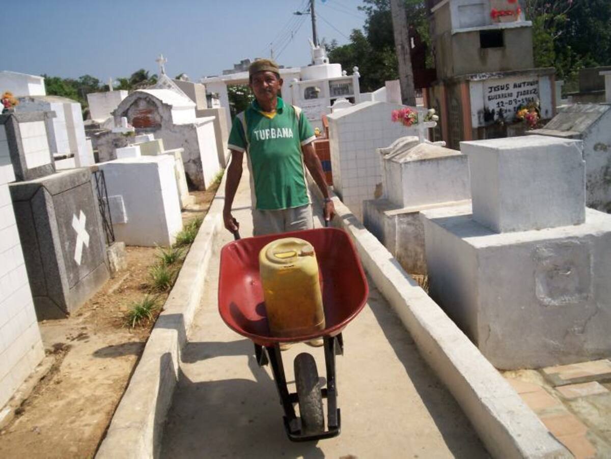 Agustín Marrugo Peternina, conocido en Turbana como “Tilín Tilán”, se ha convertido para los familiares de los difuntos en el guardián de aquellas personas que han pasado a vivir al más allá. Atilano Meza/ El Universal