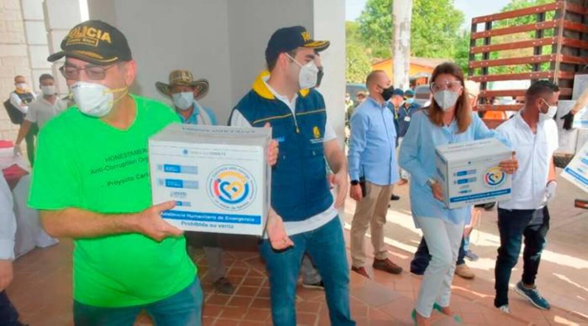 Marta Lucía Ramírez, el alcalde de Cartagena, William Dau, y el gobernador de Bolívar durante la entrega de algunas ayudas a poblaciones cercanas a Cartagena.//Cortesía Vicepresidencia.