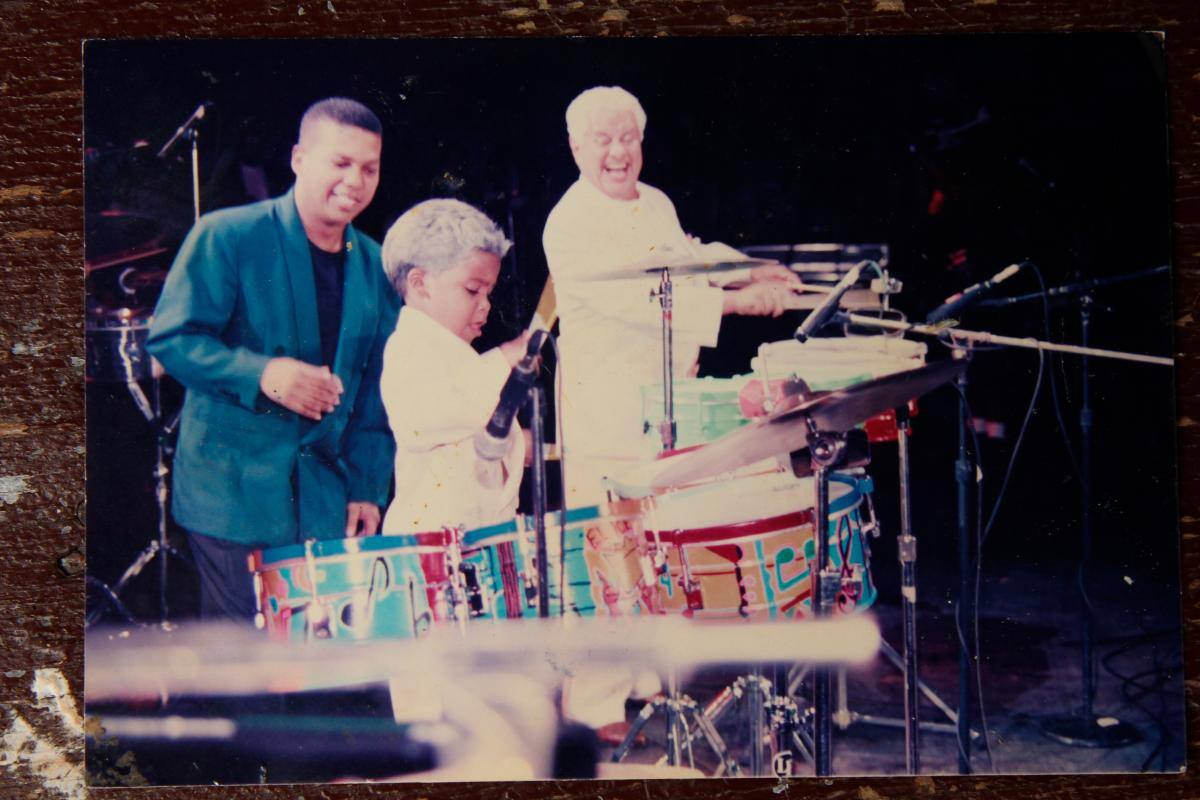 Víctor Del Real y su hijo Cristian tocando los timbales.