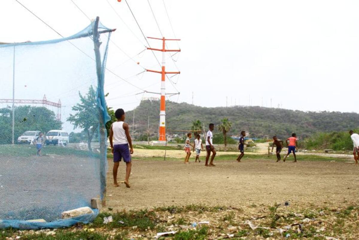 Cancha de fútbol en al perimetral. EL UNIVERSAL