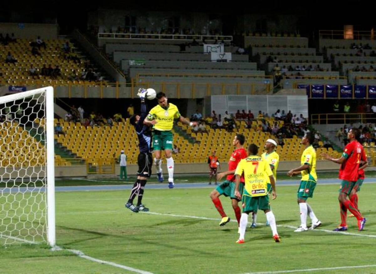 Real Cartagena vio como se escaparon anoche tres puntos ante el Barranquilla, en partido realizado en el estadio Jaime Morón, por la Copa Postobón. NAYIB GAVIRIA - EL UNIVERSAL