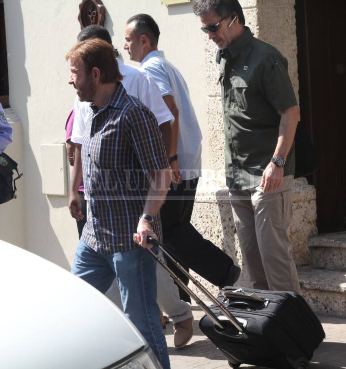 Chuck Norris saliendo del Bastión Luxury Hotel en Cartagena,. KAILLINE GIRALDO