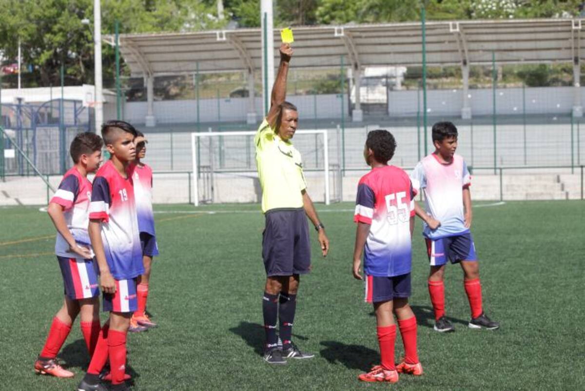 Abel Del Valle, árbitro de fútbol aficionado, todo un luchador de la vida. Archivo