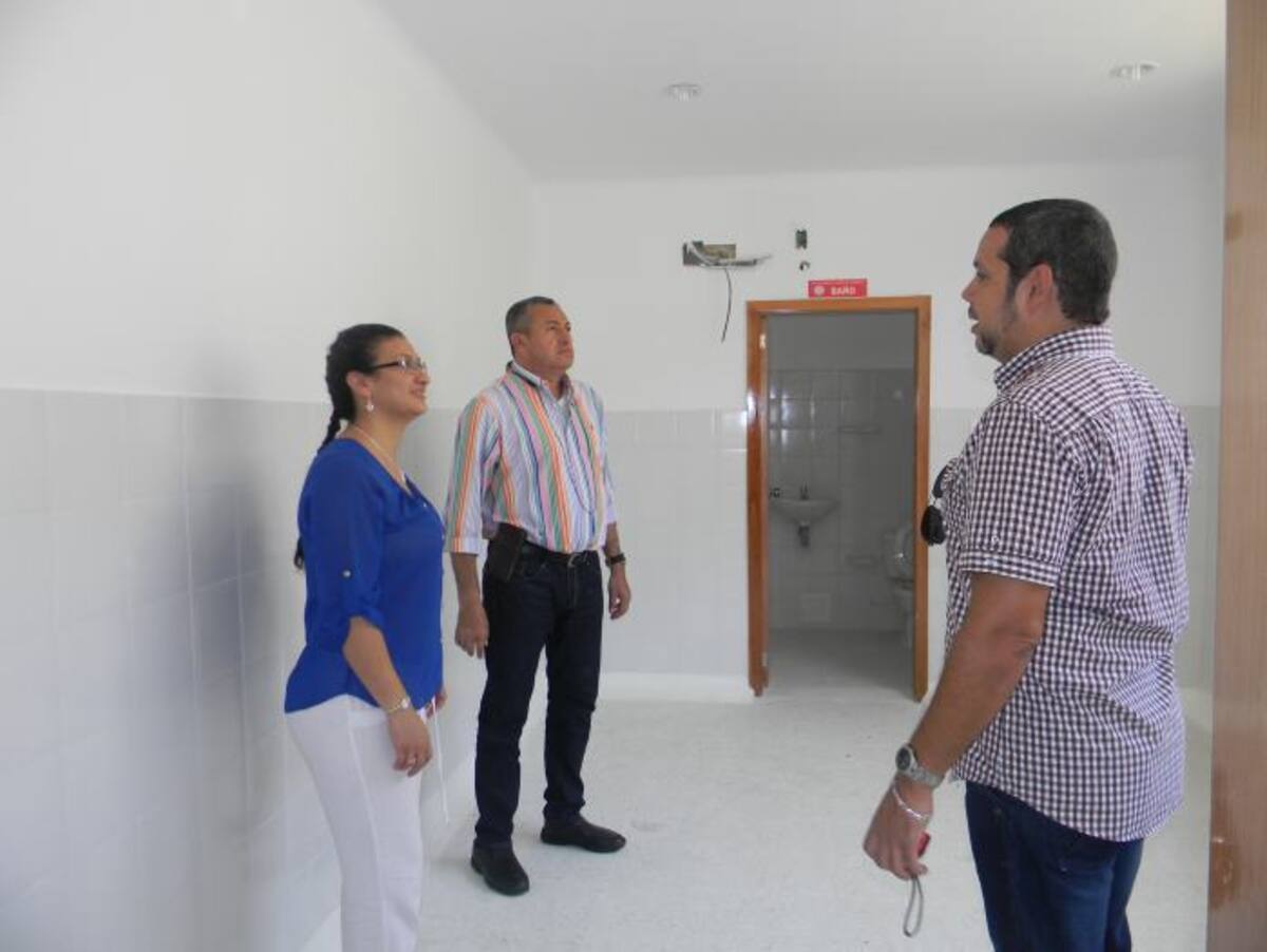 Leonardo Arroyo (derecha), representante de la firma RDM Construcciones, explica al alcalde de Turbaco Myron Martínez y a la gerente de la ESE Hospital Local, Lucía Hernández, los detalles de la remodelación de la nueva obra. SAMUEL ALVAREZ BELEÑO/ EL UNIVERSAL