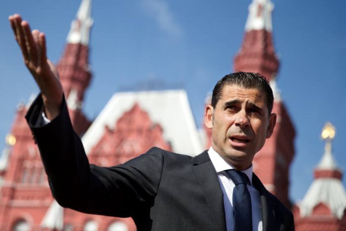 La federación española de fútbol dice que el ex jugador Fernando Hierro asumirá el equipo nacional durante la Copa del Mundo. Está reemplazando a Julen Lopetegui, quien fue despedido. AP Pavel Golovkin