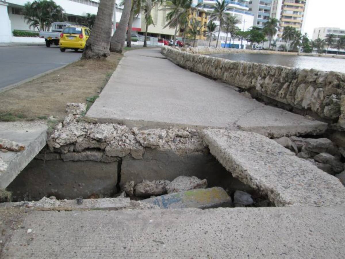 Tanto tiempo de desgaste y la falta de mantenimiento acaban progresivamente con la seguridad del corredor peatonal que bordea al cuerpo de agua de El Laguito. PEDRO TORRES, EL UNIVERSAL