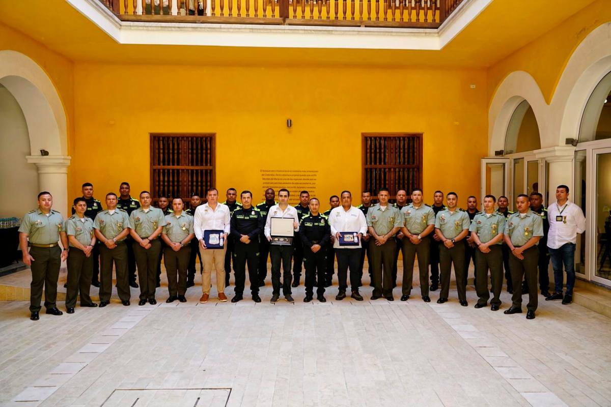 Condecoran con la medalla “Honor al Mérito” a 15 policías de Bolívar