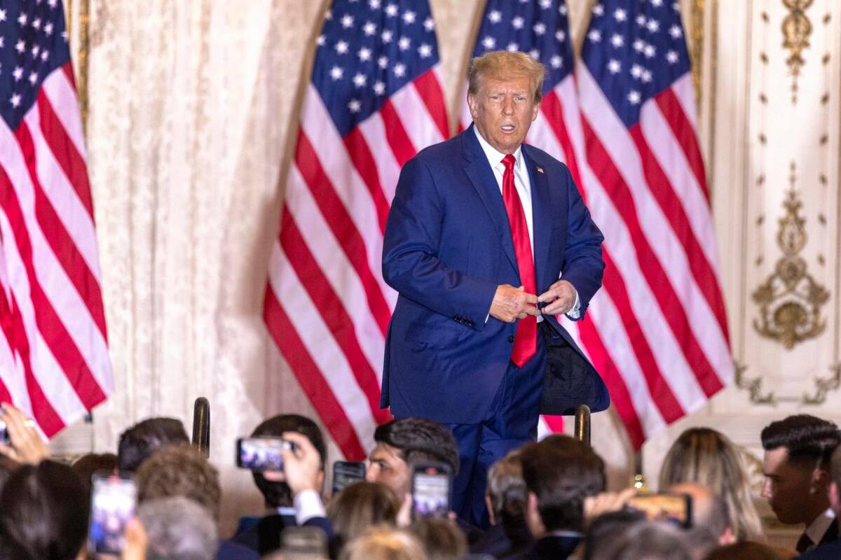 Prohiben a Trump difundir información del juicio por documentos clasificados