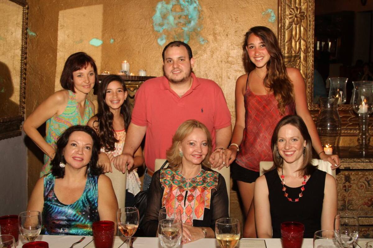 De pie: Pilar Tamara, Alexandra Tamara, Mauricio Camargo y María Carolina Vélez; sentadas: Vivianne Tamara, Jeannette Tamara y Christie Hupman.