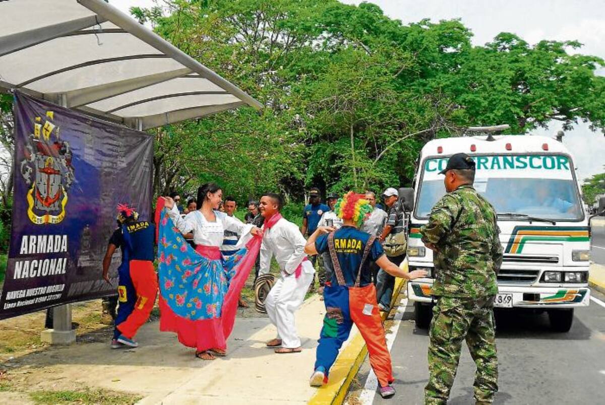 Payasos y grupos de baile apoyan los puestos de control de la Armada Nacional en donde se brindan charlas para incentivar a los turistas y lugareños a que denuncien hechos delictivos. Foto/ Cortesía.