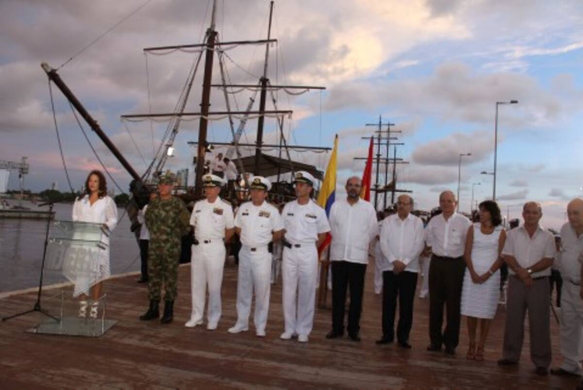La alcaldesa, Judith Pinedo; el general Freddy Padilla; almirante Guillermo Barrera; el comandante de la Fuerza Naval del Caribe, Henry Blain; el director de la Escuela Naval, Luis Ordóñez; magistrado Francisco Ricaurte; magistrado de la Corte Suprema de Justicia, Jorge Luis Quintero; el Ministro de Minas, Hernán Martínez; la viceministra de Minas, Silvana Giaimo; y el presidente del Concejo, Alfredo Díaz.