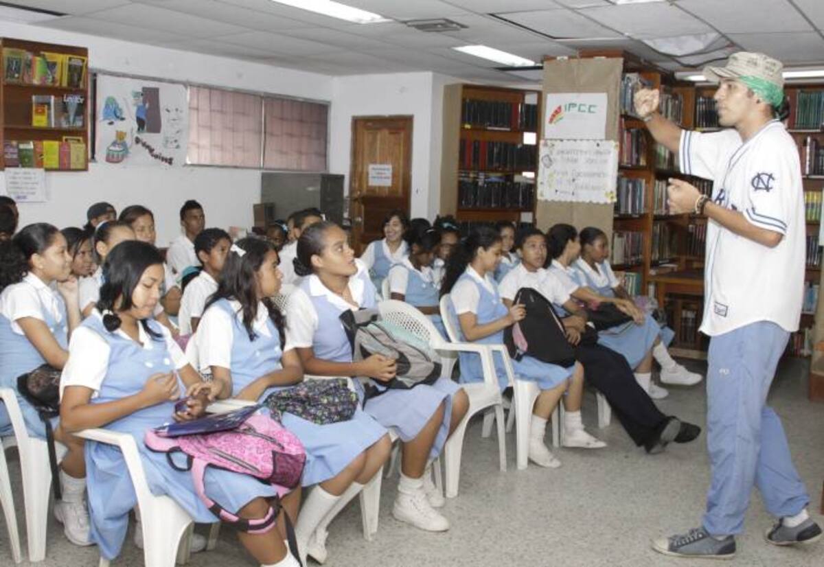 Los pasillos de la biblioteca Distrital Jorge Artel se convirtieron en una muestra de arte, cultura y lectura. EL UNIVERSAL, ZENIA VALDELAMAR