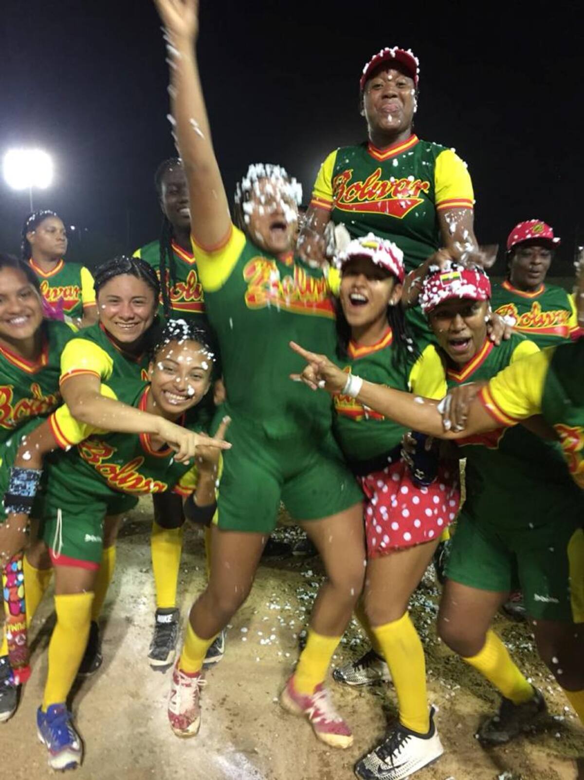 Las jugadoras de Bolívar festejaron con orgullo el título obtenido ayer en Barrancabermeja. Cortesía