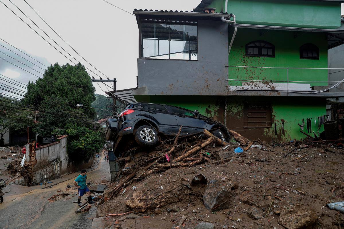 Daños ocasionados por las fuertes lluvias que afectan la ciudad de Petrópolis (Brasil). //EFE