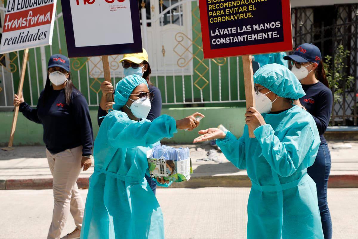 Además de llevar la feliz noticia a los ganadores de las becas, Colectivo Traso y las empresas aliadas llevaron una campaña pedagógica de prevención del COVID-19.