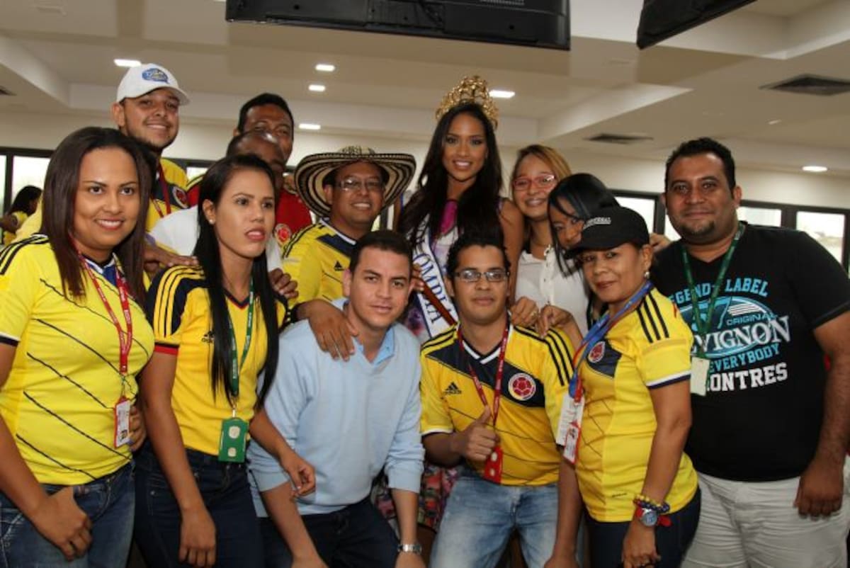 La reina con funcionarios de El Universal.