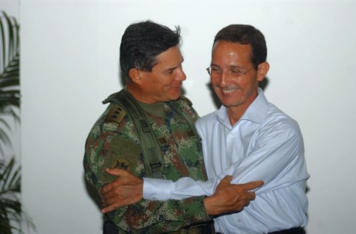 Fernando Araújo Perdomo y el General Freddy Padilla De León.