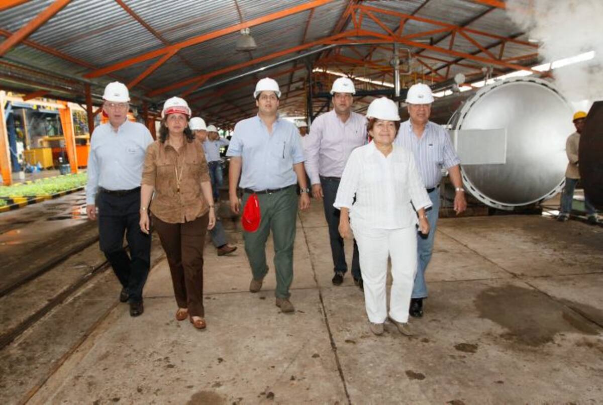 Jens Mesa, Nora García, Carlos José Murgas, Félix Valera, Daira Galvis y Carlos Murgas Guerrero durante el recorrido por la Planta Extractora de Aceite de Palma de Marialabaja. JULIO CASTAÑO - EL UNIVERSAL