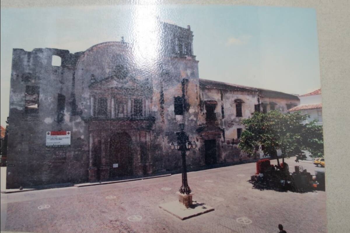 Época en que la farola era la reina de la plaza. CORTESÍA