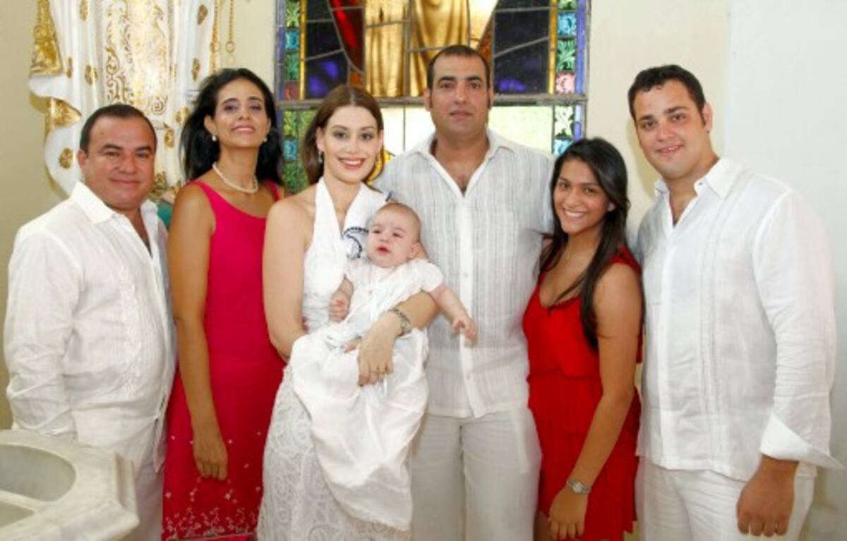 Los padres y padrinos: Ronald Llamas, Angella Gómez; Ana María Beltrán, con su hijo David Antonio; Luis Cano, Camila Cano y René Hoyos. ARCHIVO PARTICULAR