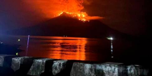 Atención: Indonesia emite alerta de tsunami tras erupción del volcán Ruang