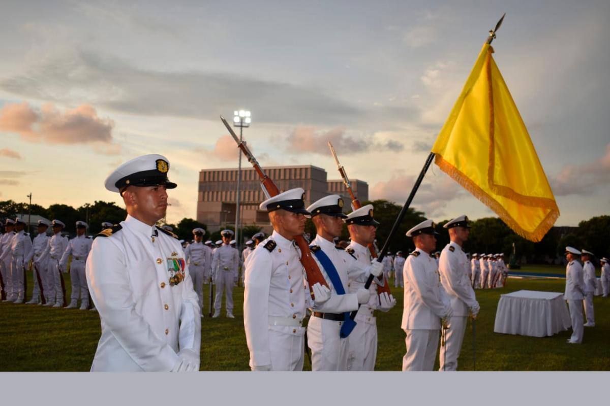 147 jóvenes de la Escuela Naval juraron bandera