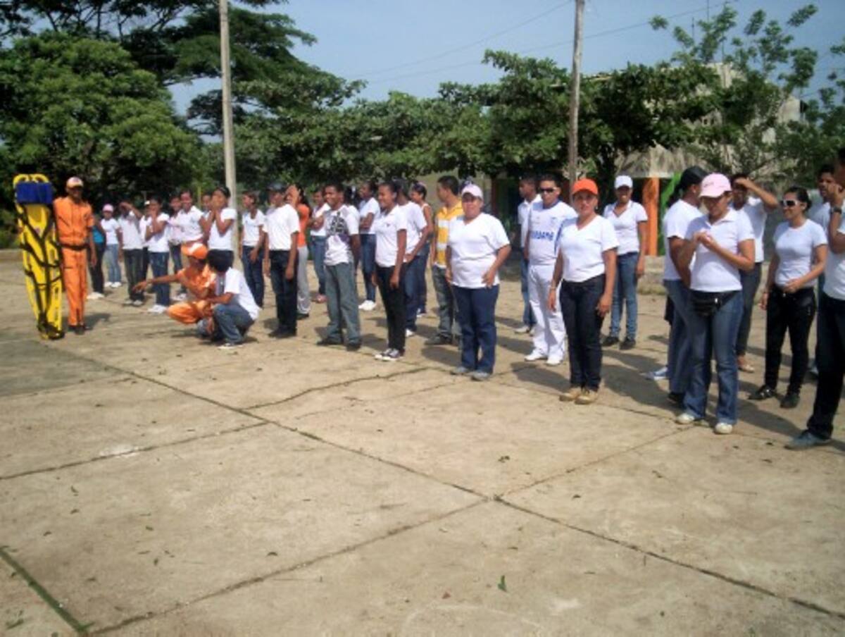 Unos 70 estudiantes se propusieron crear la Defensa Civil de Turbana. ATILANO MEZA - EL UNIVERSAL