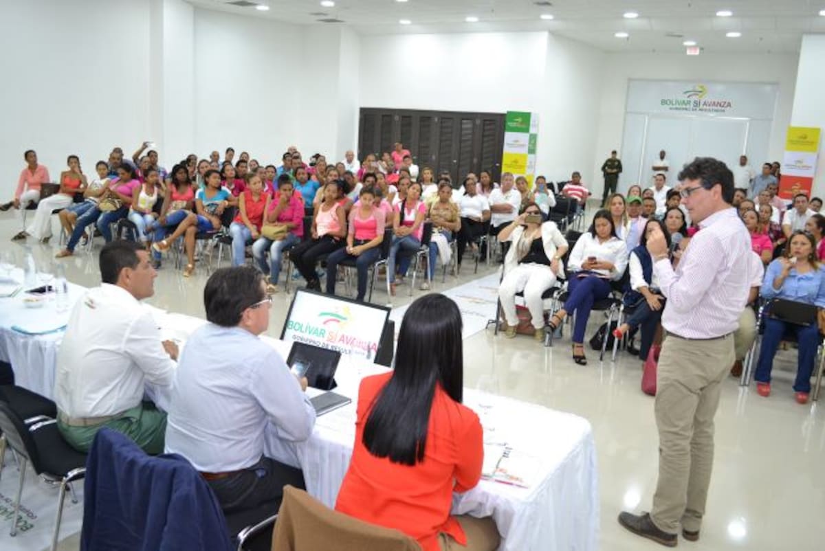 El Ministro Alejandro Gaviria escuchó a los padre y a su vez asumió, junto con el gobernador de Bolívar, Dumek Turbay Paz, varios compromiso para mejorar la atención. Cortesía