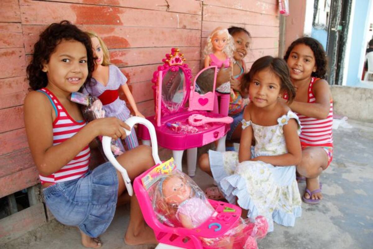 Niños de la Vía Perimetral, a la altura del sector Rafael Núñez celebraron la navidad con seguridad y el acompañamiento de sus padres. Oscar Diaz Acosta