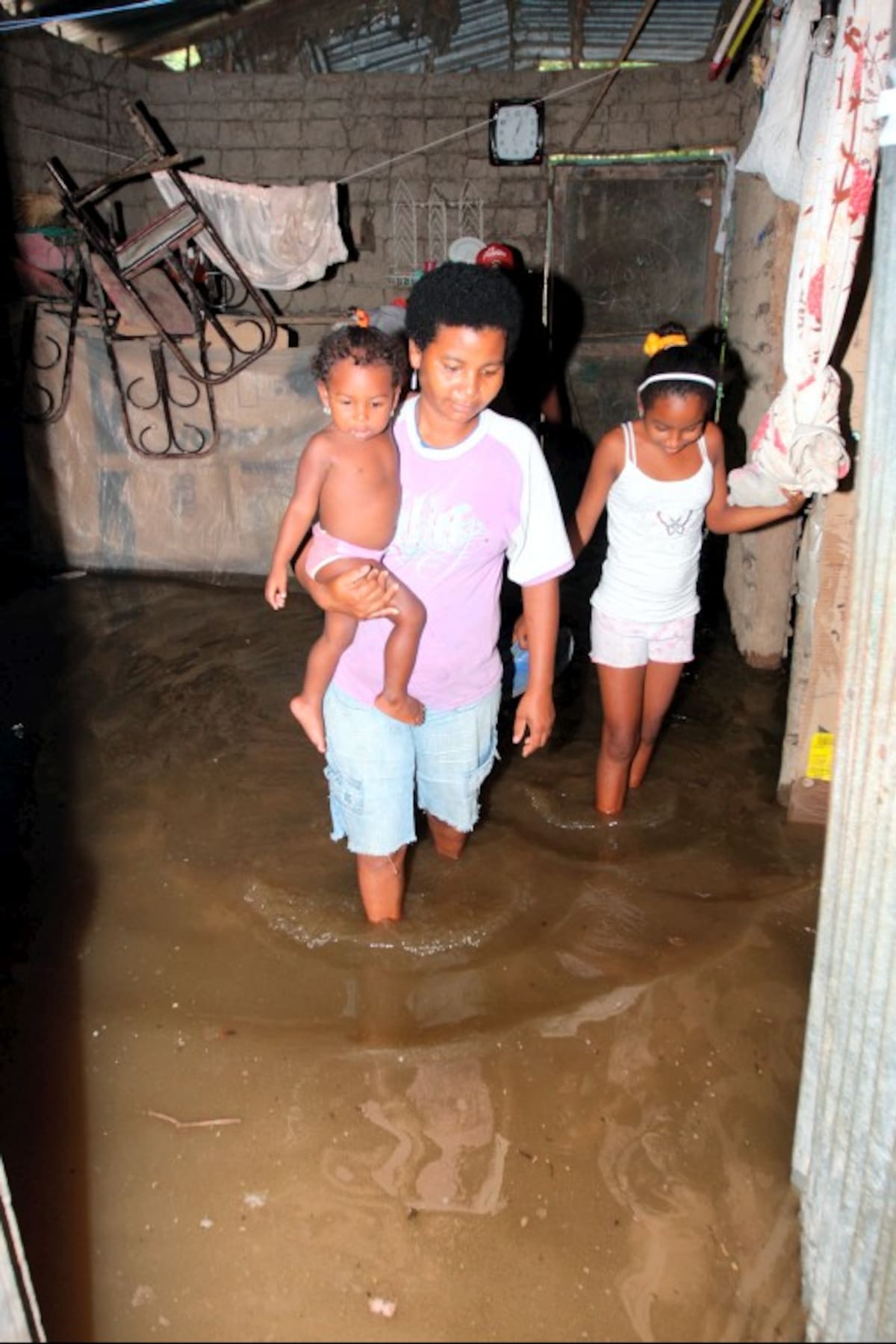 Las familias pobres de Mahates son las que más sufren. No tienen un lugar donde albergarse, tras quedar inundadas.