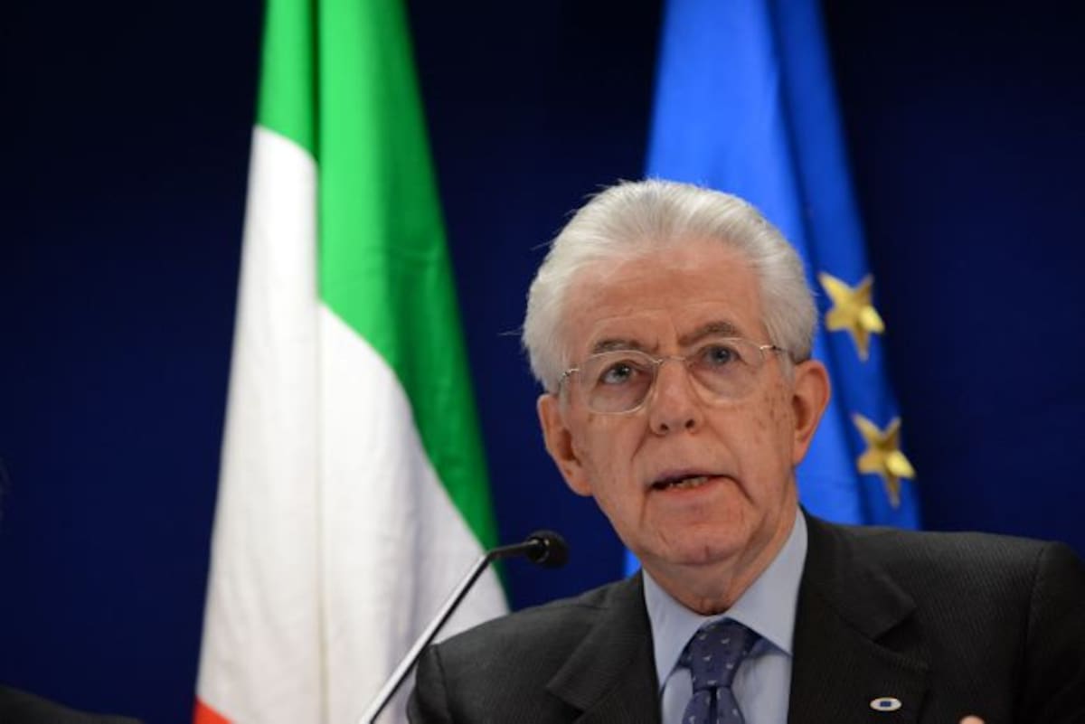Mario Monti sorprendió al público de la televisión al adoptar en directo a un cachorro de raza Maltés, Empy. AFP THIERRY CHARLIER