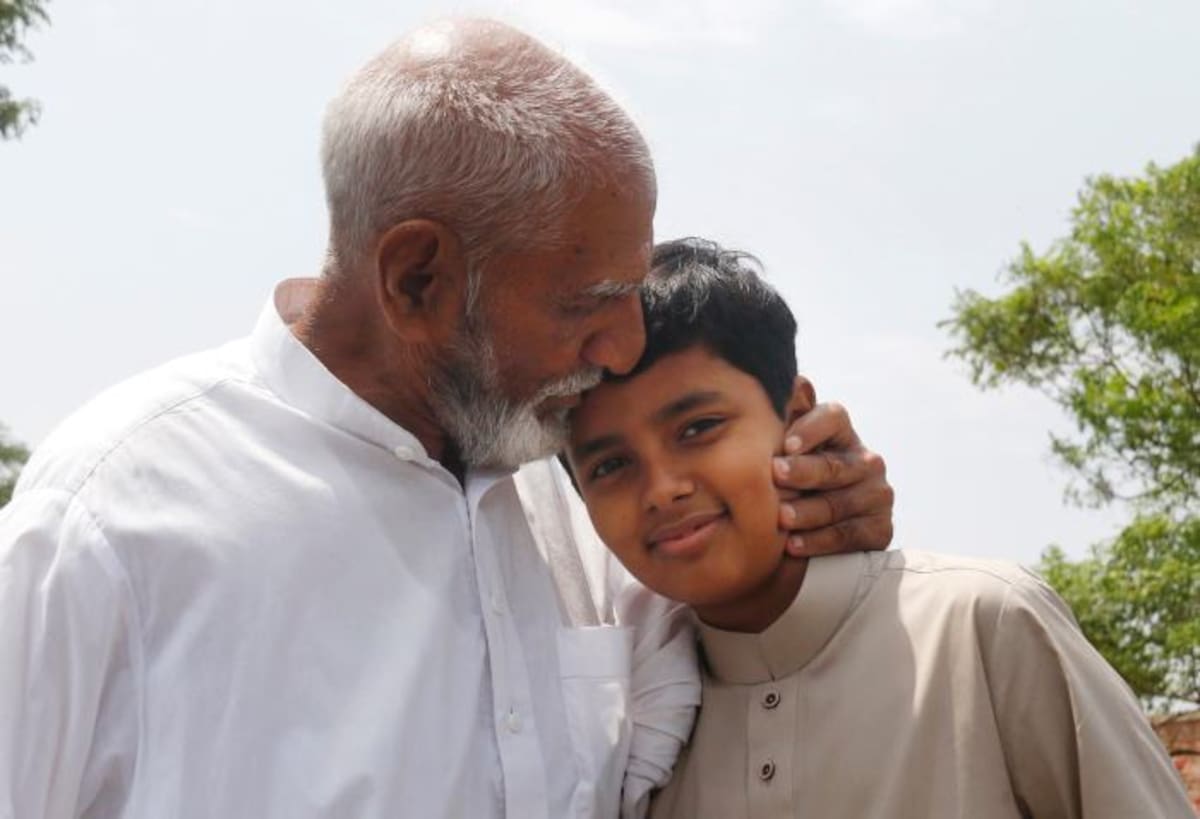 Salar Islam junto a un familiar. EFE SOHAIL SHAHZAD