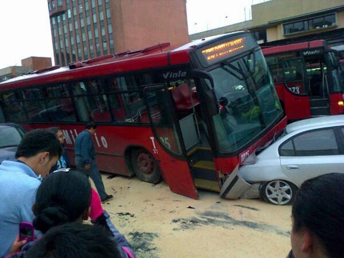 Accidente de TransMilenio en la Av. Caracas. Foto del twitter de @KmiilowM
