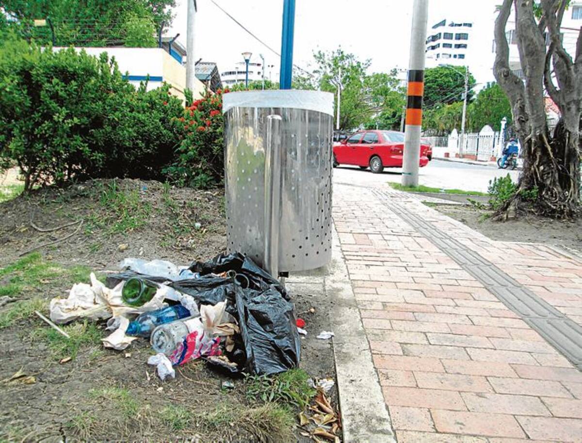 El establecimiento comercial que puso esta basura en predios del Parque Román, se comprometió a hacer un tratamiento adecuado de sus residuos. PEDRO TORRES, GENTE BAHÍA - EL UNIVERSAL
