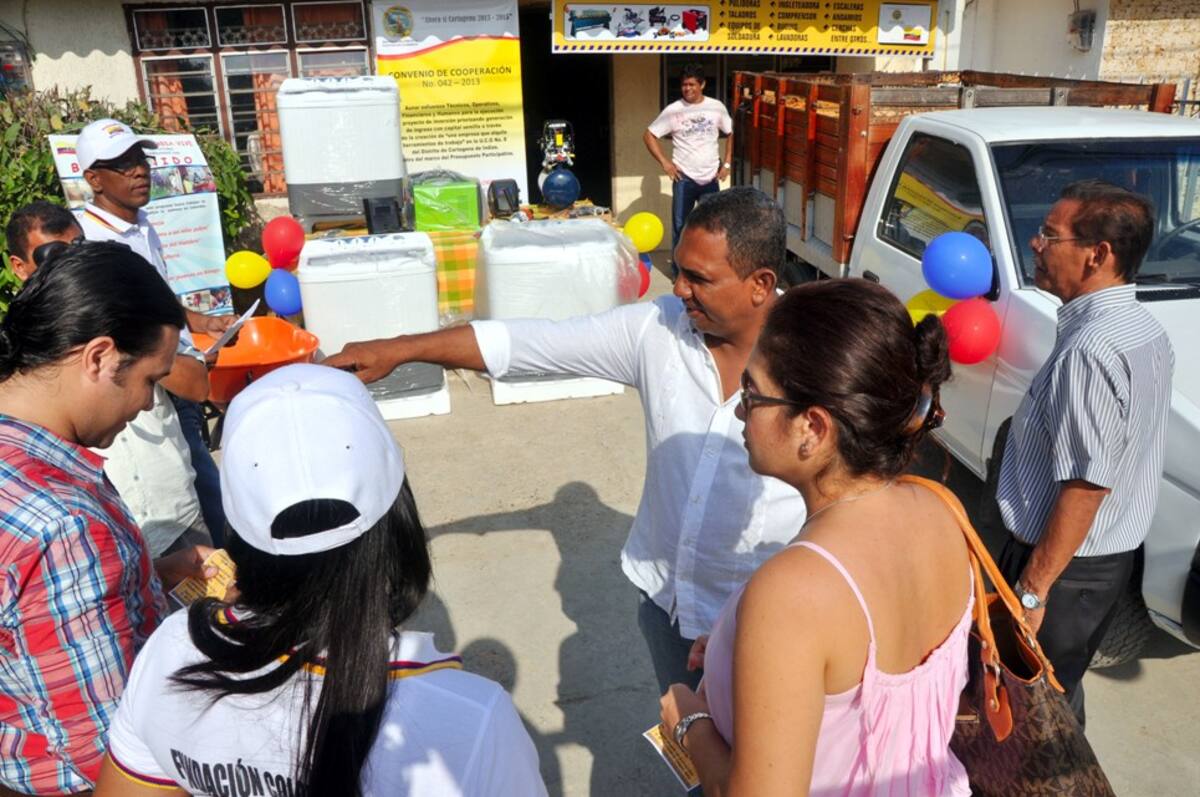Momento de la entrega de equipos y herramientas a familias asociadas de Zaragocilla y de otros barrios, por parte de la Secretaría del Interior de Cartagena.