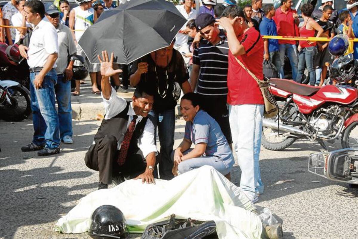 *Momentos en los que el pastor Jimmy oraba por el muerto. Dagoberto Cabarcas - El Universal