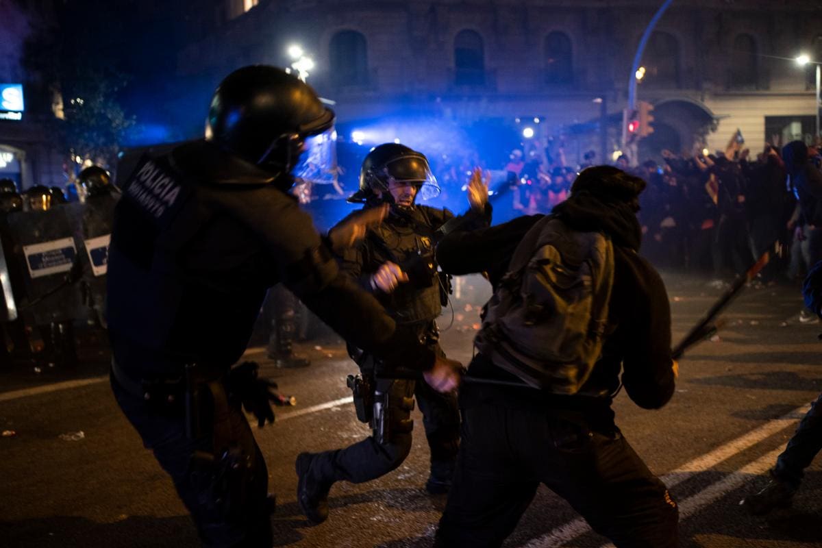 Nuevas cargas policiales contra grupo de manifestantes radicales en Barcelona