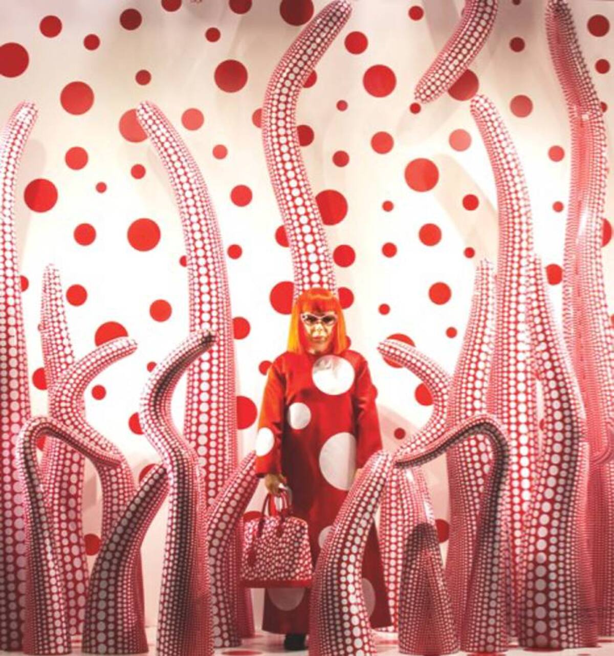 Las obras de Yayoi Kusama han sido subastadas hasta por cinco millones de dólares.